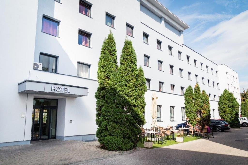Hotel Famulus Дьёр Экстерьер фото